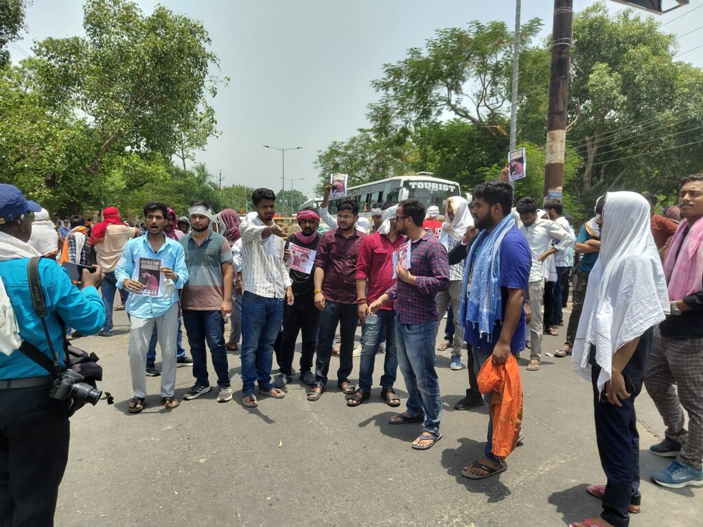 यूनिवर्सिटी के छात्रों ने किया चक्का जाम